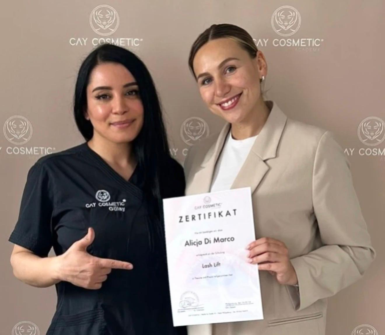 Gülay mit Absolventin und Lash Lift Zertifikat – CAY COSMETIC Academy